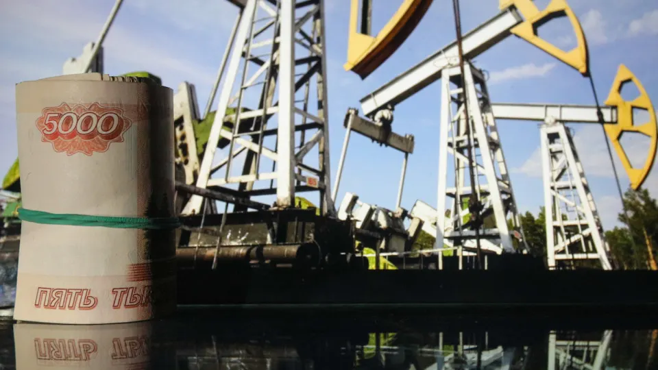 В мае федеральная казна получила дополнительные нефтегазовые поступления, но они оказались недостаточными — за четыре месяца дефицит бюджета достиг 5,8 трлн рублей. Минфин предлагает заморозить расходы по большинству статей, чтобы сократить разрыв.