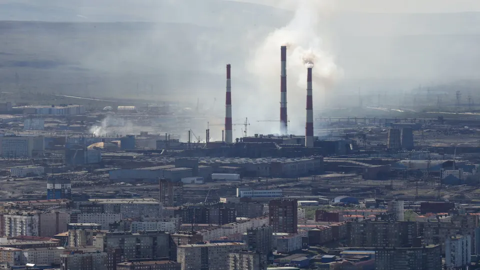 Минэкономразвития констатирует снижение промышленного производства в мае на 0,7% в годовом выражении: падение коснулось добычи и нефтепереработки, металлургии и ряда других отраслей, в то время как сектор ОПК остаётся растущим.