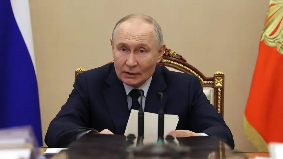 Президент связал сокращение инвестиций с макроэкономической политикой, высокими ставками и внешними ограничениями; правительство заявляет о мерах поддержки, но бюджетные возможности ограничены.