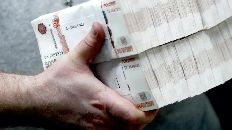 Банки фиксируют массовый уход средств в «кэш»: за апрель из банковской системы выведено рекордные 600 млрд рублей, с мая-2025 общий отток составил примерно 2,5 трлн. Центробанк ужесточил контроль за снятиями и внесениями наличных.