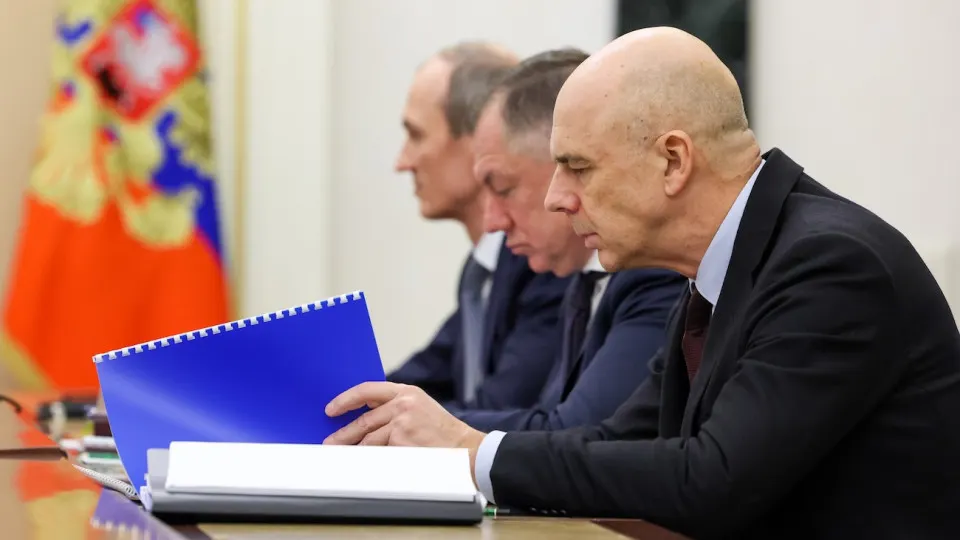 Резкая распродажа на долговом рынке вывела доходности государственных облигаций на годовые максимумы, а дефицит бюджета и планы нарастить расходы повышают риски роста заимствований и инфляции.