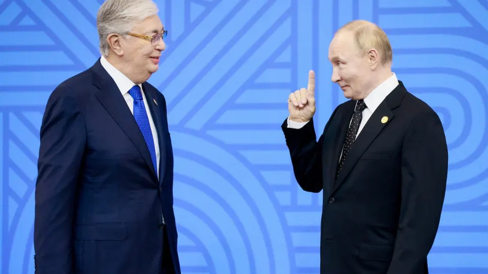Из‑за сокращения выпуска бензина и ремонтных работ на Атырауском НПЗ Москва ведёт переговоры о поставках около 50 тысяч тонн Аи‑92 с казахстанских заводов; возможен взаимный обмен с поставками авиакеросина.