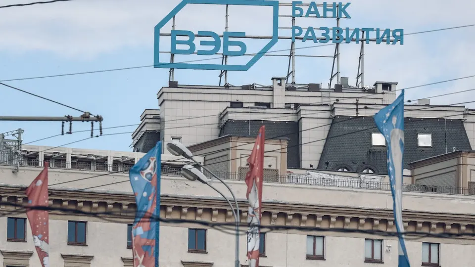 Государственный банк ВЭБ планирует уменьшить бюджет и сократить штат на 15% в рамках подготовки к параметрам бюджетирования 2027 года. Решение связано с «кредитным охлаждением» экономики и директивами правительства; сокращения затронут и дочерние структуры.