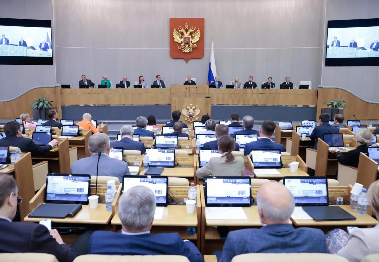 Анализ данных законодательной системы показывает, что Госдума в подавляющем большинстве случаев утверждает инициативы правительства и президента, тогда как депутатские проекты проходят значительно реже.