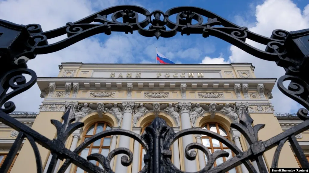 В обновлённом среднесрочном прогнозе Банк России снизил оценку роста ВВП на 2026 год до 0–1% и повысил прогноз инфляции до 6–7%. Оценка дефицита бюджета также стала хуже.