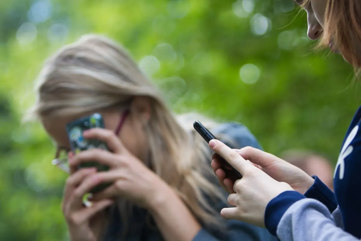 Закон вводит статус для SIM‑карт, используемых детьми: он блокирует контент 18+, ограничивает международные входящие и предусматривает бесплатное подключение родительского контроля.