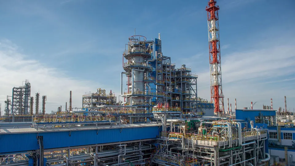 После удара беспилотников крупнейший нефтехимический завод в Салавате приостановил переработку нефти и газового конденсата. На восстановление производства могут потребоваться от нескольких недель до месяцев; это уже пятый крупный НПЗ, остановивший выпуск в июле, что усиливает дефицит нефтепродуктов в стране.