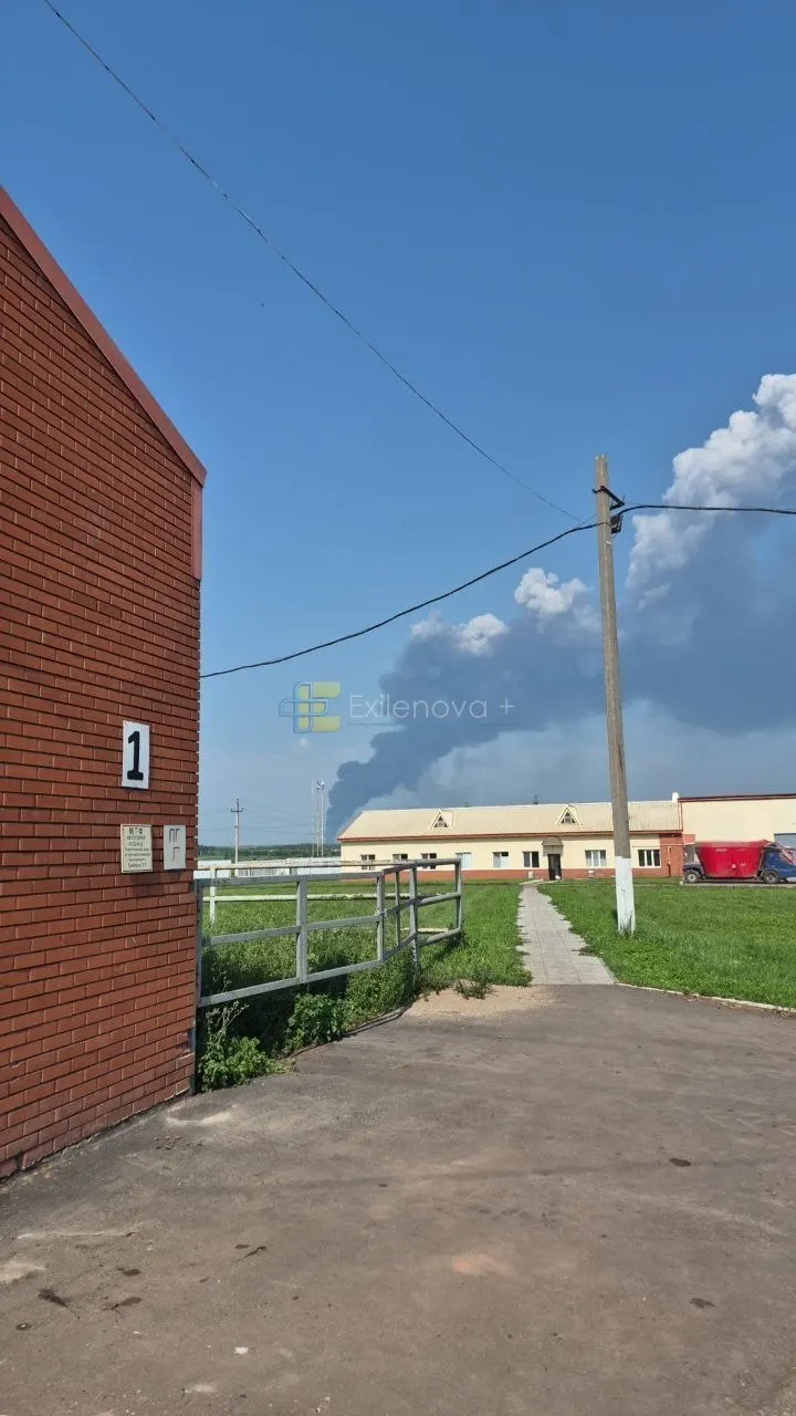 Серия ночных атак беспилотников в разных регионах России вызвала пожары, повреждения объектов ТЭК и складов маркетплейсов; в пригороде Воронежа при падении дрона погиб трёхлетний ребёнок.