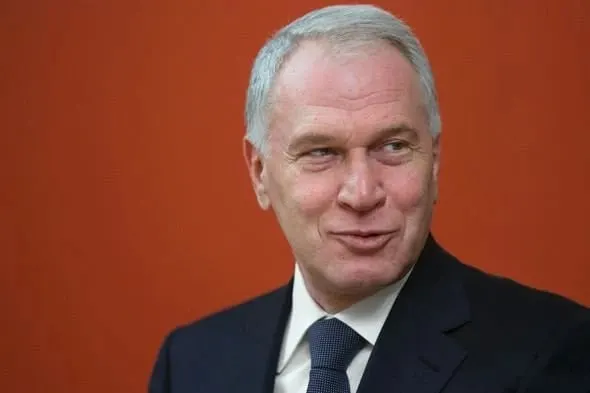 Президент вручил бизнесмену орден III степени за вклад в социальные проекты, сохранение культурных ценностей и благотворительность. По оценке Forbes, Ковальчук занимает 66-е место в рейтинге российских миллиардеров.
