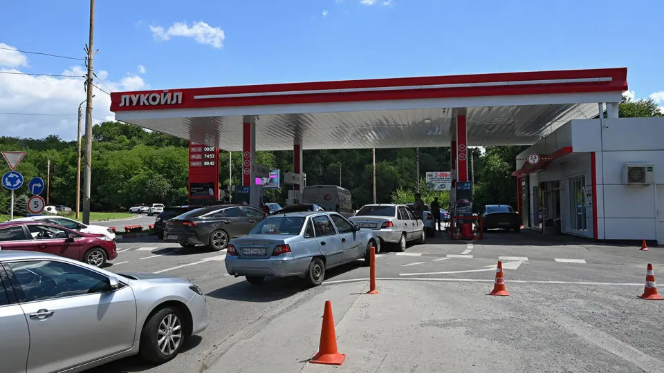 Цена белорусского АИ‑92 на бирже выросла на 6% за неделю — до 127 тыс. руб./т; дефицит топлива усиливается из‑за сокращения производства на российских НПЗ и сложностей с логистикой.