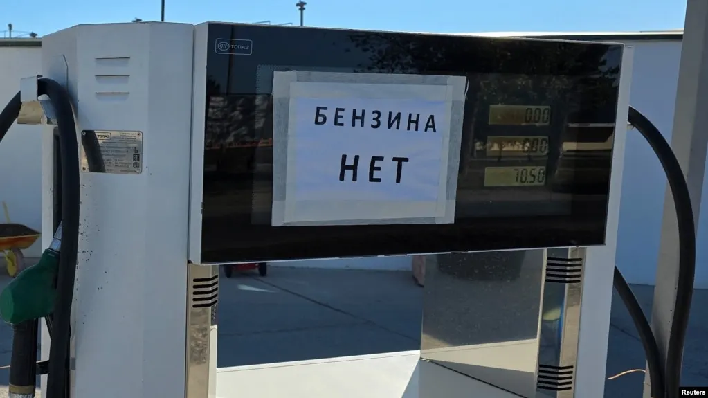 Официальные данные за период 23–29 июня 2026 года показывают рекордное удорожание топлива в Севастополе на фоне общероссийского дефицита: локальные логистические проблемы, сокращение производства и ограничения на продажу усилили рост цен.