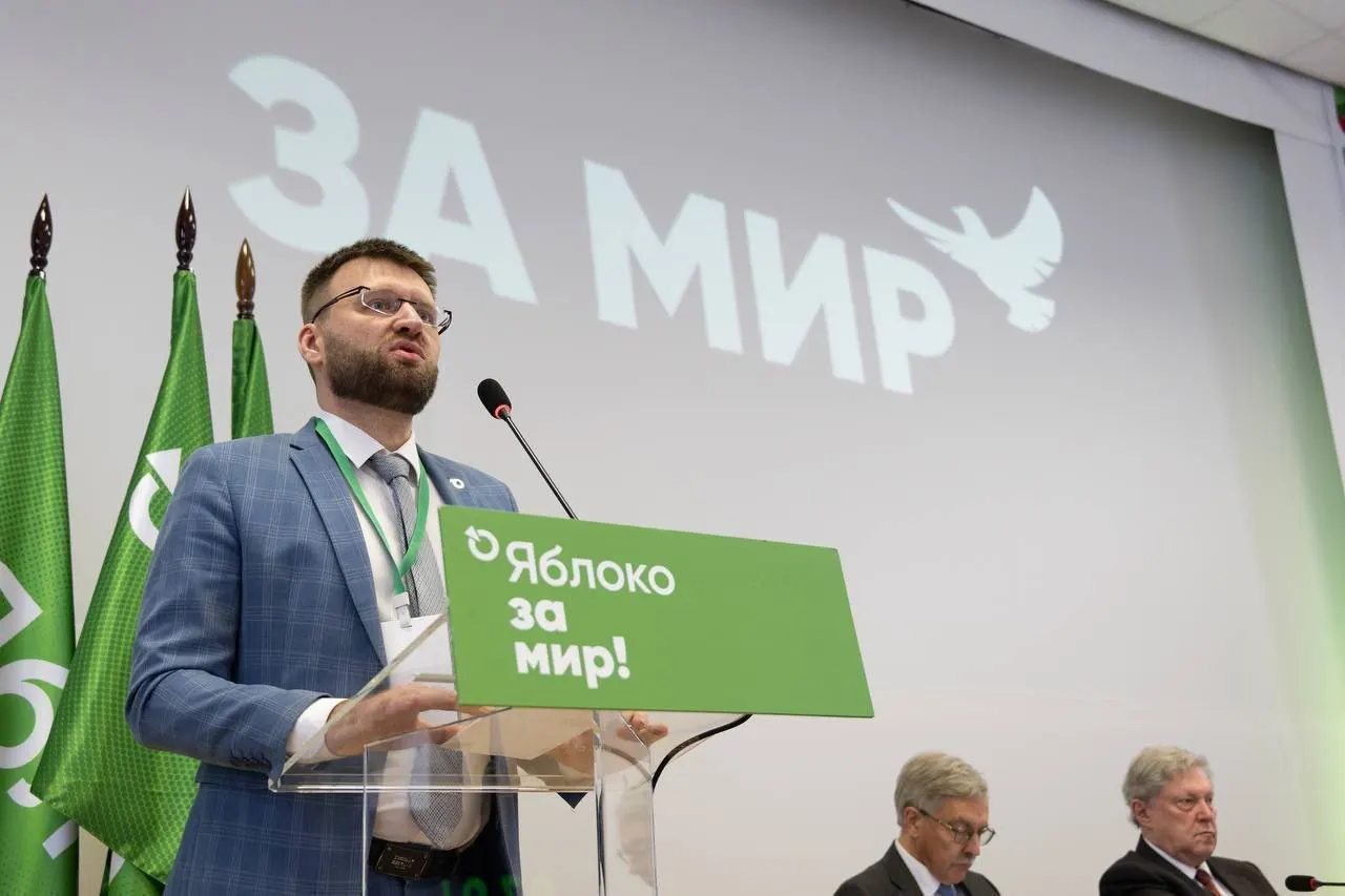 Минюст сослался на «факты ведения политической деятельности» — поздравления, поездки в суд, возложение цветов и участие в видеоролике с бумажными самолётиками — и отказал в исключении из реестра.
