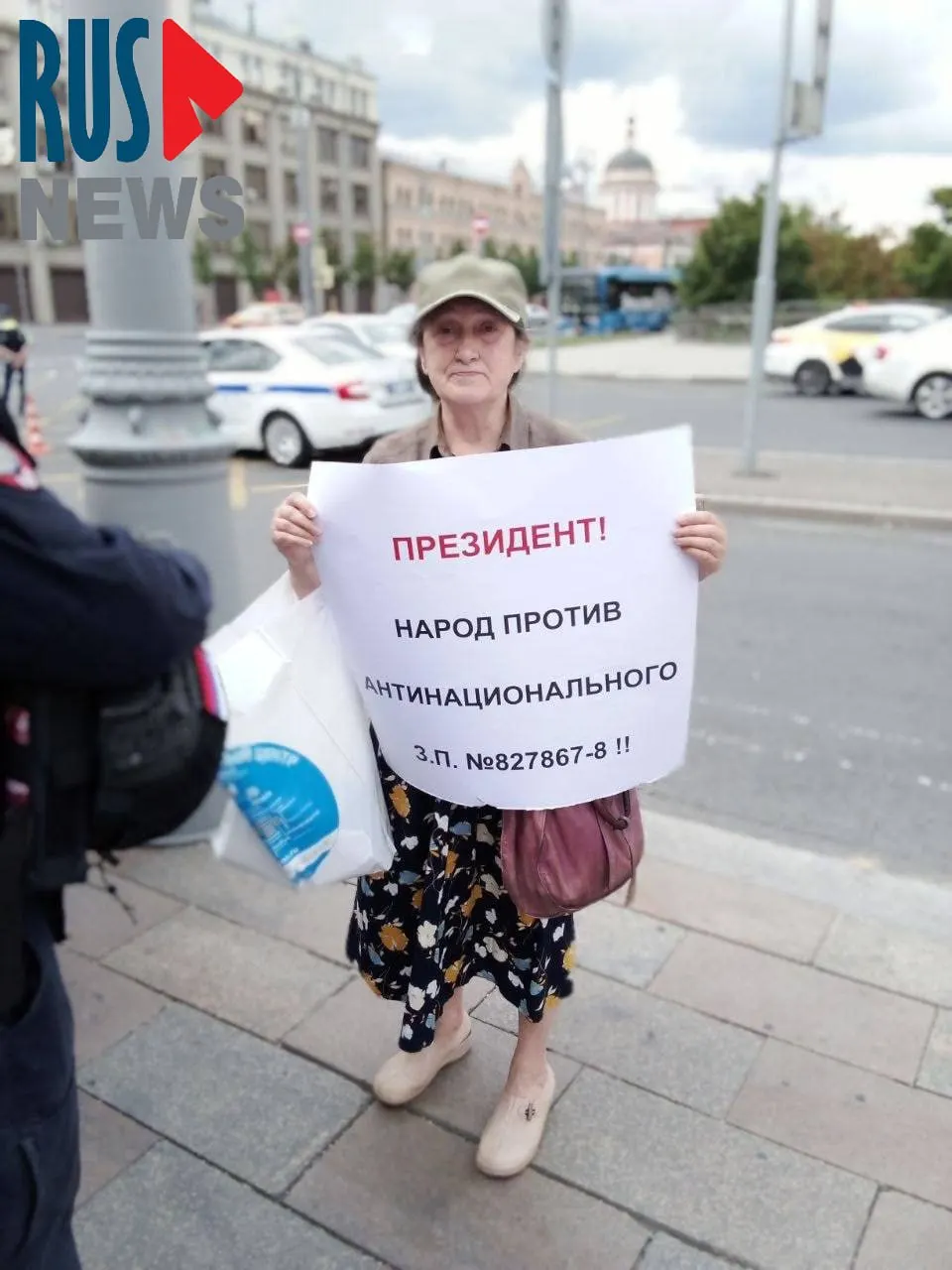 Наталью Шамину задержали на Старой площади после одиночного пикета против законопроекта о передаче регионам права исключать памятники из госохраны.