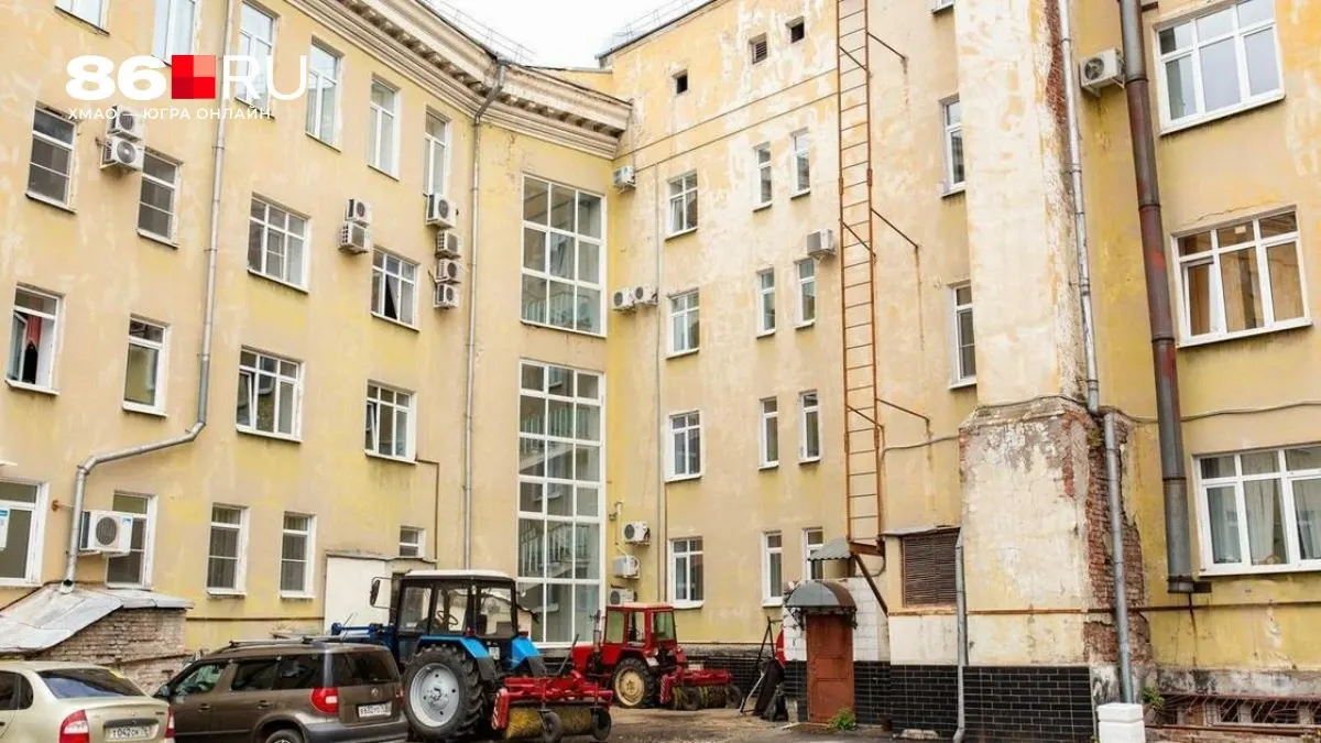В Госдуме разъяснили: решения о переустройстве придомовой территории, включая организацию парковочных мест, принимают на общем собрании собственников.