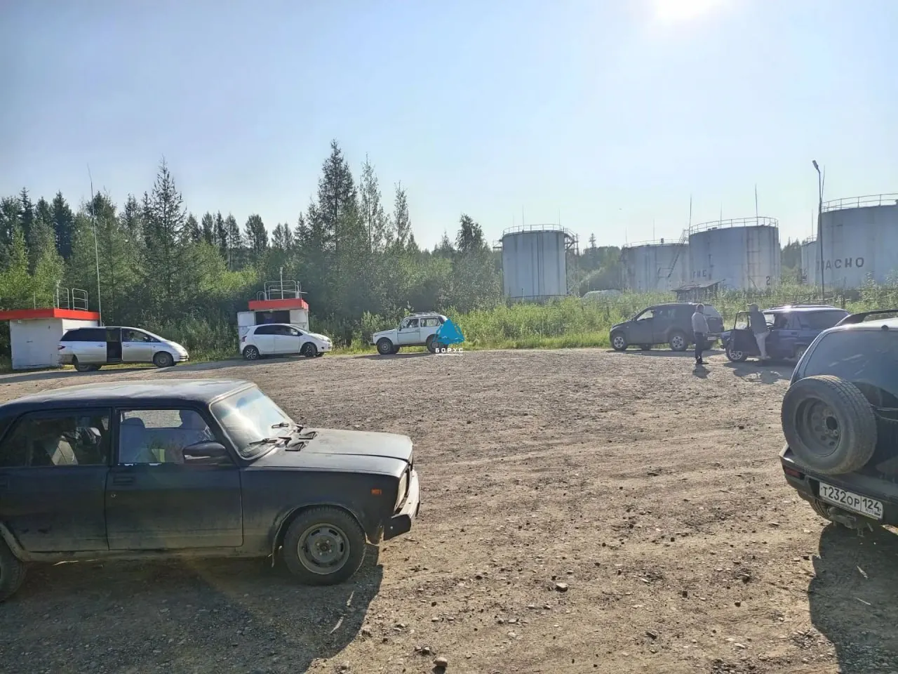 В ряде регионов вводят лимиты и сокращают график работы АЗС, в других — губернаторы отмечают улучшение ситуации. Правительство продлило запрет на экспорт топлива до января 2027 года.