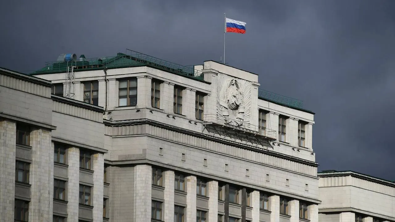 Госдума рассматривает поправки, которые вводят комплекс ограничений в отношении россиян, находящихся за пределами страны: от блокировки банковских сервисов до внесения в специальный реестр и заморозки имущества. Законопроект может вступать в силу немедленно после публикации.