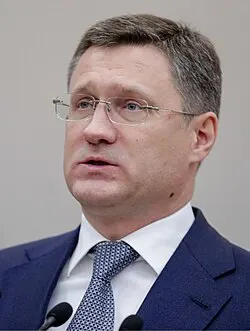 Вице‑премьер Александр Новак сообщил, что запрет на экспорт бензина будет продлён до конца текущего года. Ограничения на дизель планируют отменять по мере восстановления рынка, чтобы избежать переизбытка топлива и снижения переработки.