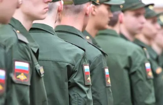 Правительство поддержало законопроект, позволяющий направлять срочников на службу в пожарные и спасательные подразделения МЧС по всей России — в ведомство могут отправить до 5 тысяч призывников.