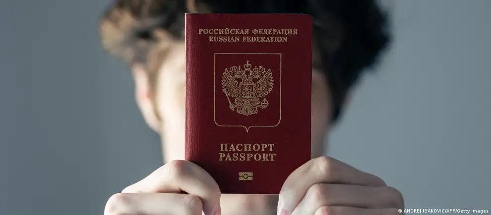 Евросоюз пересмотрел первоначальный план запрета на въезд: ограничения теперь предлагается ввести только для тех россиян, кто непосредственно участвовал в боевых действиях в Украине, а также ограничить действие запрета краткосрочными визами и расширить перечень исключений.