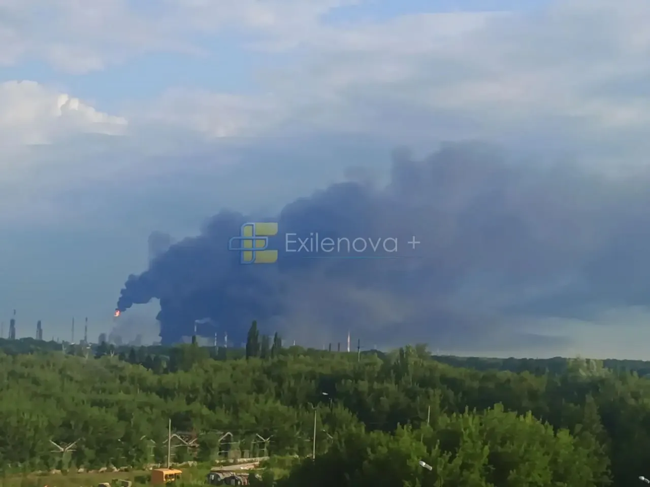В результате падения обломков беспилотников в поселке Афипский и соседних населённых пунктах в Краснодарском крае повреждены жилые дома, один человек пострадал. В Башкортостане горит крупный нефтехимический комплекс «Газпром нефтехим Салават» — по предварительным данным повреждены ключевые технологические установки.