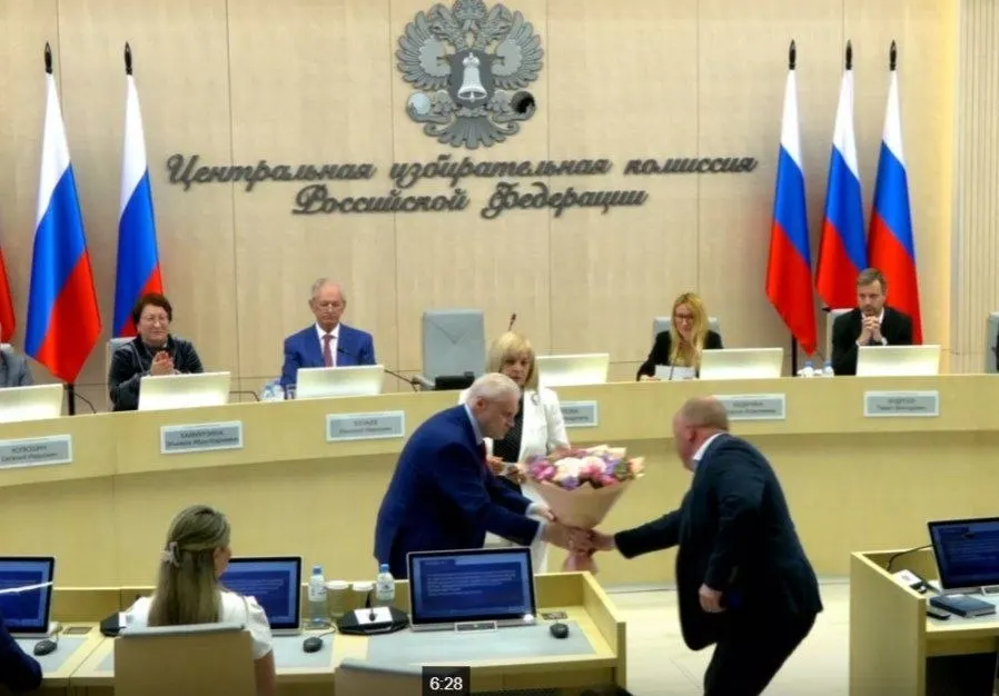 Центризбирком единогласно подтвердил списки «СР», выдал удостоверение лидеру партии, назначил представителя от ЛДПР с правом совещательного голоса и утвердил 43 финансовых уполномоченных «Яблока» в 42 регионах.