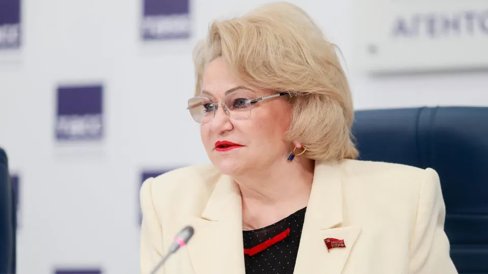 Глава думского комитета предостерегла, что в результате атак по нефтеперерабатывающим заводам страна сталкивается с дефицитом топлива, который угрожает поставкам и уборочной кампании.