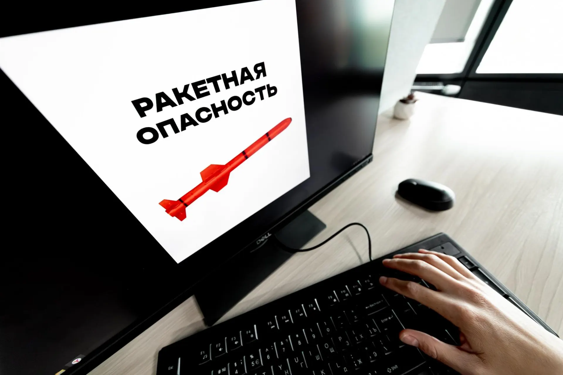 Воздушные тревоги зафиксированы в нескольких регионах России. Жителям советуют следовать указаниям экстренных служб и не распространять непроверенную информацию.