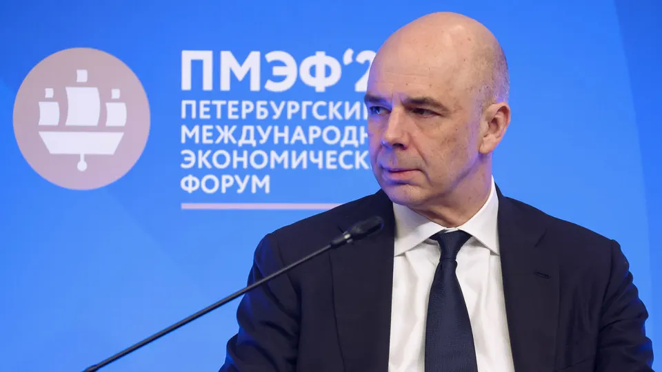 Аукционы по размещению государственных облигаций регулярно проваливаются: Минфин продаёт лишь малую долю выпусков, а дефицит бюджета резко вырос из‑за непредсказуемых военных расходов.