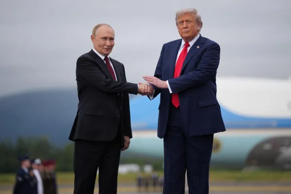 По данным Reuters, после личной встречи с Владимиром Зеленским на саммите НАТО в Анкаре Дональд Трамп планирует провести телефонный разговор с Владимиром Путиным; в беседах обсуждались возможные пути прекращения войны на Украине.