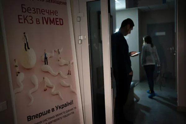 Депутаты приняли поправки в закон «О ветеранах»: после вступления документа в силу жены участников боевых действий и ветераны с инвалидностью, а также вдовы в течение пяти лет смогут бесплатно воспользоваться экстракорпоральным оплодотворением. Суррогатное материнство не включено, ряд процедур остаётся платным.
