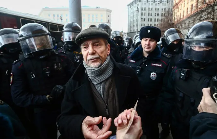 В Хорошевском суде Москвы заочно рассматривают уголовное дело в отношении 84‑летнего правозащитника: обвинение требует 6,5 года колонии и запрет администрировать сайты на 10 лет по статьям о «нежелательной организации» и «иностранном агенте».