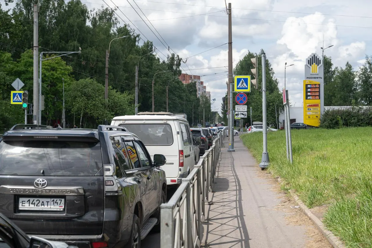 Проверка нескольких петербургских автозаправок показала, что пока в городе продают бензин стандарта Евро‑5. Власти в июле временно разрешили оборот топлива Евро‑3 из‑за перебоев в поставках, но на АЗС считают, что запасы Евро‑5 пока есть.