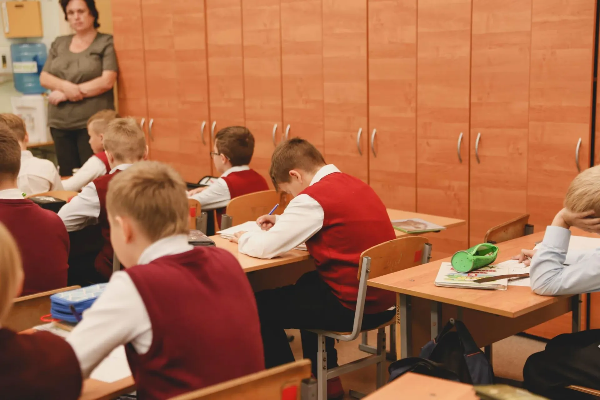 В ведомстве заявили, что ЕГЭ по обществознанию отменять не собираются, а предмет будут изучать в школе в течение трёх лет.