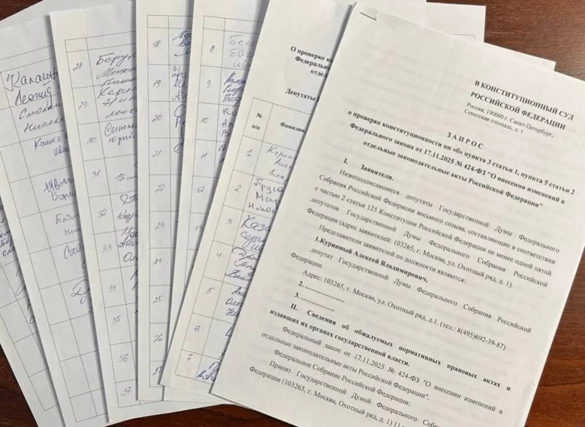 Депутат от Ульяновской области Алексей Куринный собрал 73 подписи для запроса в Конституционный суд о проверке закона об обязательной отработке студентов-медиков. Для коллективного обращения требовалось 90 подписей, поэтому проверить закон сможет лишь индивидуальный заявитель — процедура, по оценке автора обращения, займет как минимум полтора года.