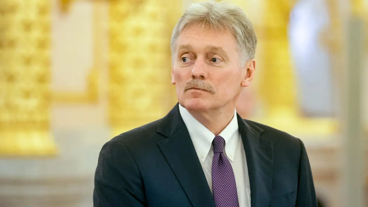 Пресс‑секретарь президента заявил, что вовлечение западных стран превратило спецоперацию в полноценный вооружённый конфликт; Запад, по его словам, помогает Украине через спутниковую инфраструктуру, а удары по гражданской инфраструктуре он назвал террористическими.