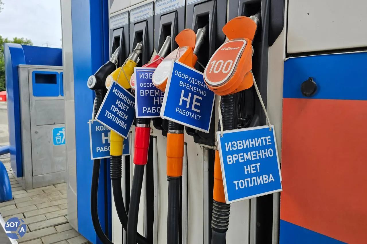 Закон приравнивает смешение прямогонного бензина с компонентами к производству автомобильного топлива, вводит налоговые вычеты и демпферные выплаты для производителей, а также даёт правительству право определять допустимые виды топлива на внутреннем рынке. Поправки применяются к отношениям с 1 июня 2026 года.