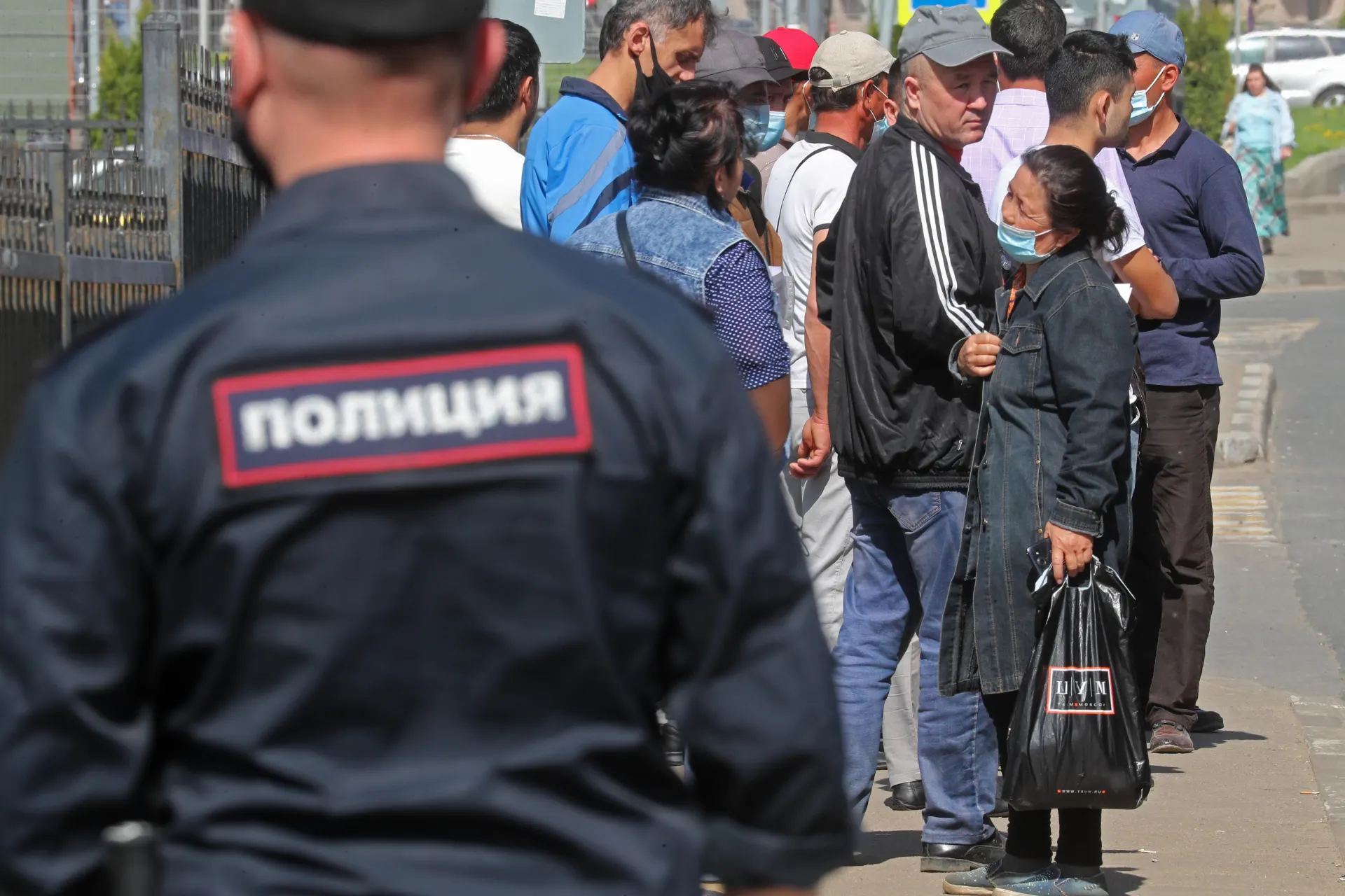 Правительство подготовило ко второму чтению в Госдуме поправки, которые расширяют перечень правонарушений с обязательным выдворением иностранцев — в него хотят добавить дискриминацию и неповиновение пограничнику. Поправки одобрены правительством 2 июля.