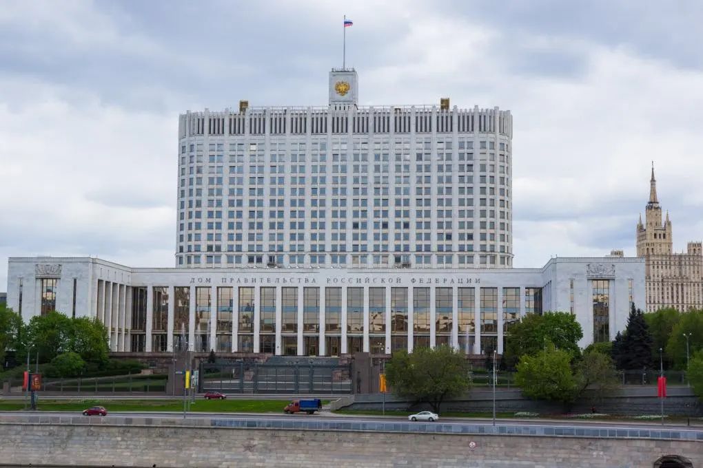 В Госдуму внесён законопроект, который позволяет лицам с определёнными судимостями или обвинениями заключать контракты с Минобороны в период мобилизации, военного положения или военного времени. Из перечня по-прежнему исключены организаторы преступных сообществ и ряд тяжких преступлений против безопасности и детей.