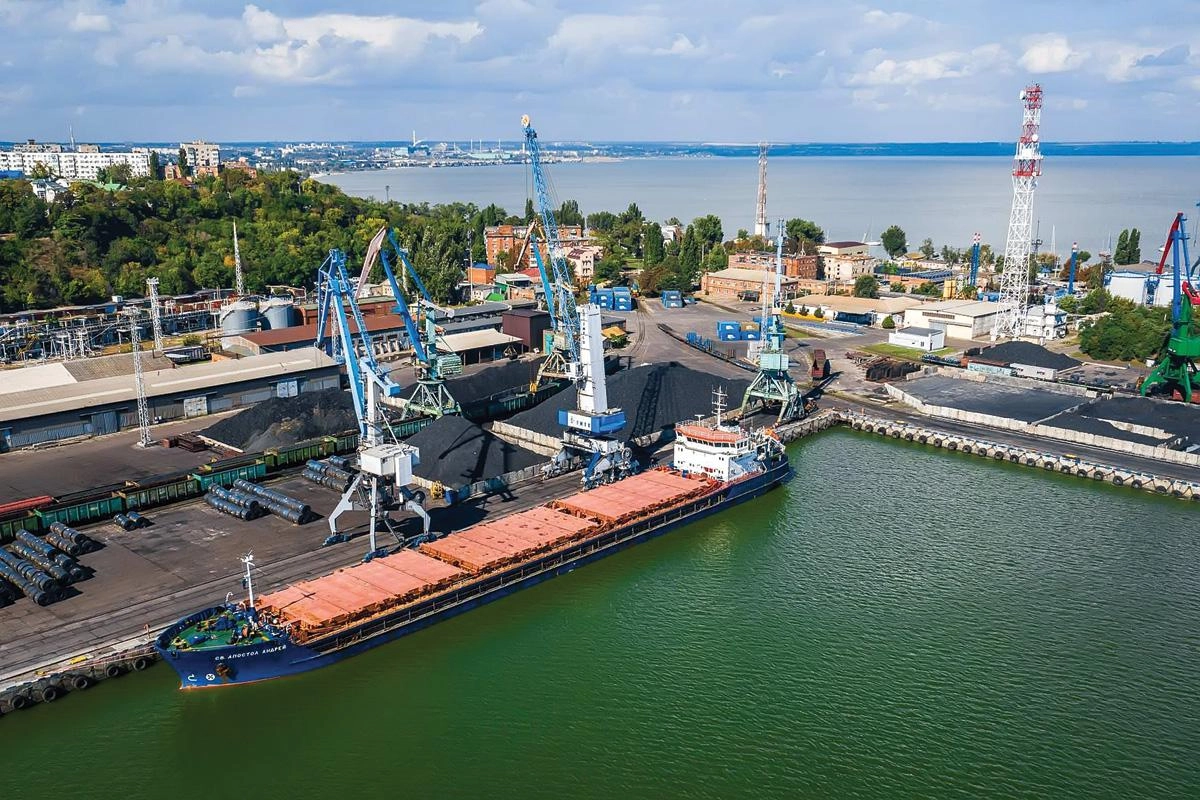 Минсельхоз предлагает покрыть до 90% расходов на железнодорожную доставку зерна из Ростовской области в черноморские и балтийские порты после приостановки отгрузок в портах Азовского моря из‑за атак беспилотников.