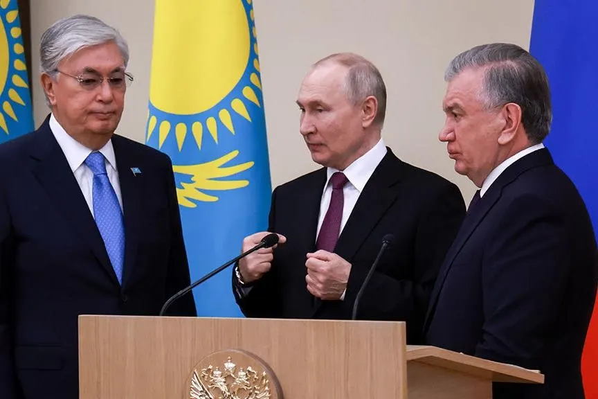 Российский президент подписал распоряжения, дающие правительству право начать переговоры о корректировке договоров о военно‑техническом сотрудничестве с Казахстаном и Узбекистаном на фоне западных ограничений на поставки военных и двойного назначения товаров.