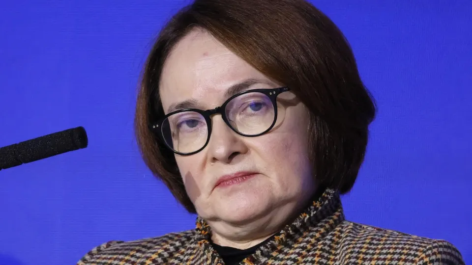 На фоне дефицита топлива и ускорения инфляции межбанковский рынок уже отражает риск разворота монетарной политики: краткосрочные кредиты и доходности ОФЗ превысили «ключевую» ставку.