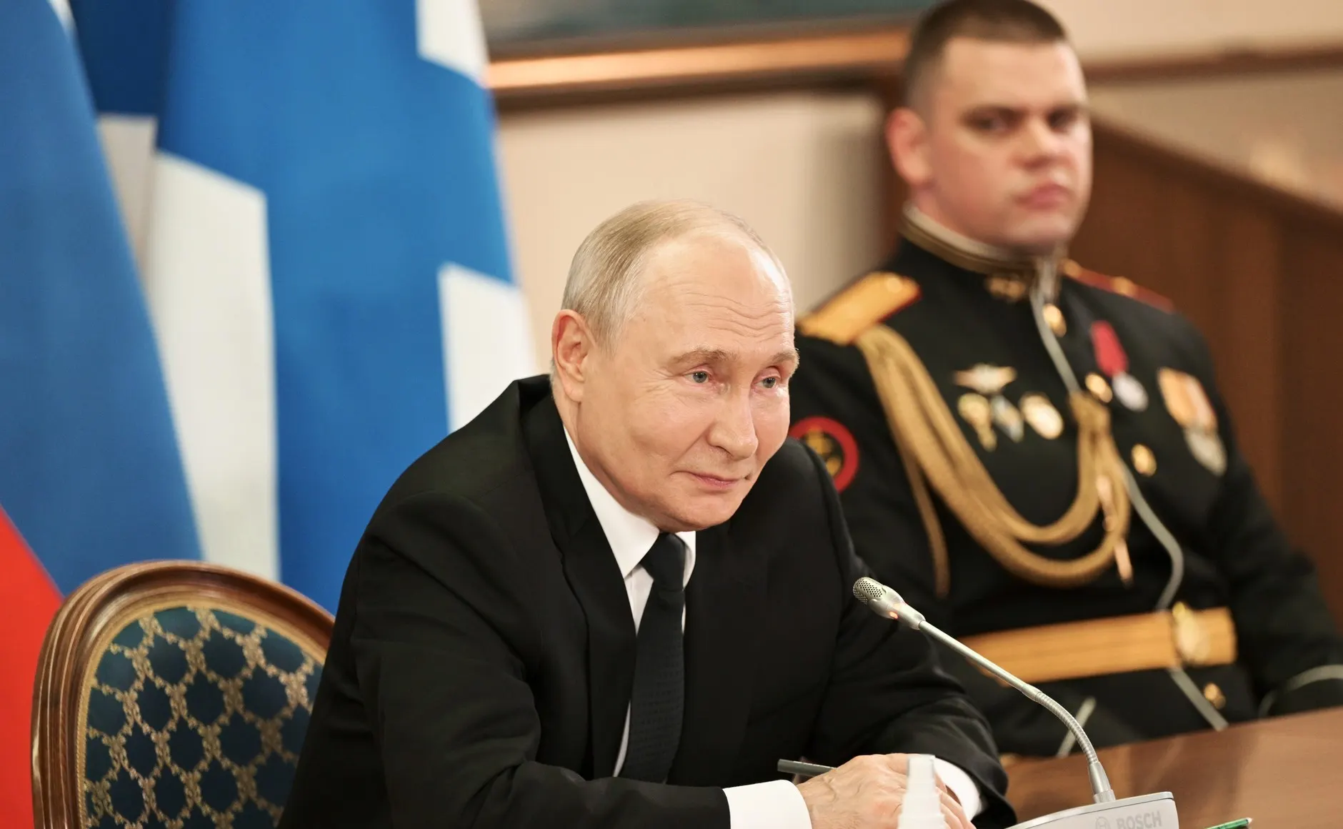 На встрече с военнослужащими к Дню ВМФ президент заявил о неизбежной победе России, обвинил Киев и Запад в эскалации и поручил решительно реагировать на попытки захвата кораблей; также затронуты вопросы безопасности Калининградской области и международные призывы к «заморозке» конфликта.