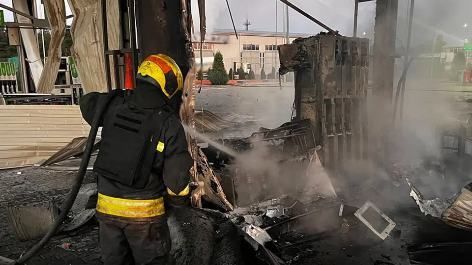 В ночь на 1 июля беспилотные удары по Днепропетровской области привели к повреждению пяти автозаправок, пожарам и жертвам. Инцидент совпал с острым топливным кризисом в России: падение производства бензина, рост цен и экстренные импортные поставки.