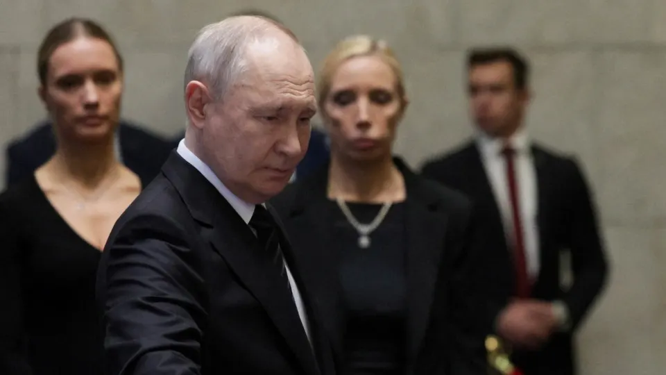 По словам источников, несмотря на призывы к прекращению огня и предупреждения о кризисе в экономике, российский лидер отказывается от компромиссов по Донбассу. Возможны новая мобилизация и расширение ударов за пределы Украины.