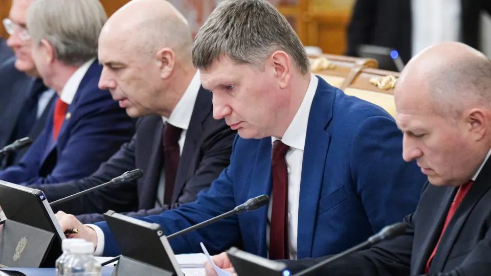 По оперативным данным Минэкономразвития ВВП РФ за январь–май вырос на 0,2% — промышленность и инвестиции почти не растут, за пределами Москвы наблюдается рецессия, а падение цен на нефть усиливает риски для бюджета и инфляции.