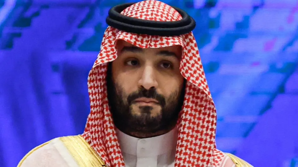 Рияд уменьшил официальную отгрузочную цену Arab Light на $11 за баррель и впервые с 2020 года выставил часть поставок со скидкой к региональным бенчмаркам. Возвращение поставок через Ормузский пролив и наращивание добычи давят на котировки Brent и Urals, что создает риски для нефтяных доходов и бюджетов.