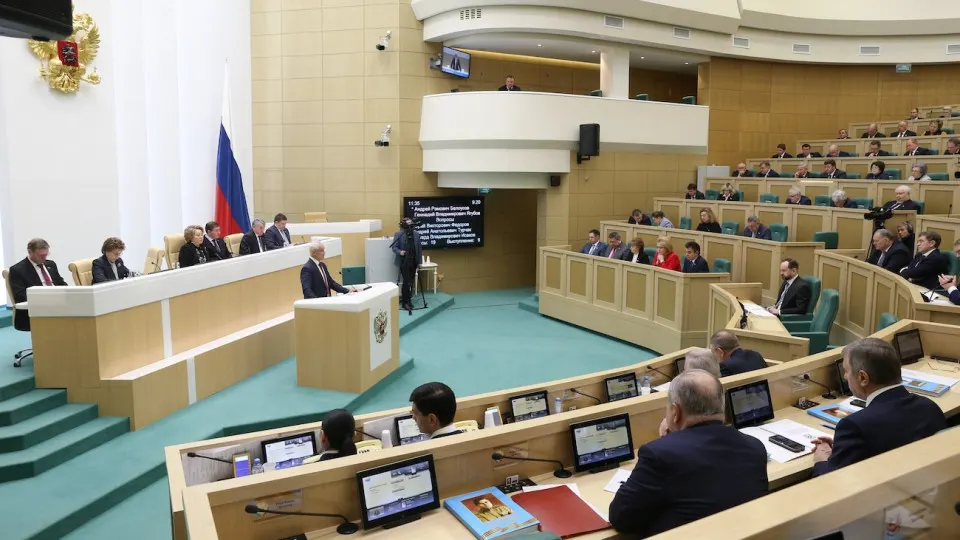 Новый закон вводит официальный реестр «уклоняющихся» россиян за рубежом и широкий набор ограничений — от блокировок банковских операций и запрета на электронные госуслуги до значительных ограничений консульского обслуживания и операций с имуществом.