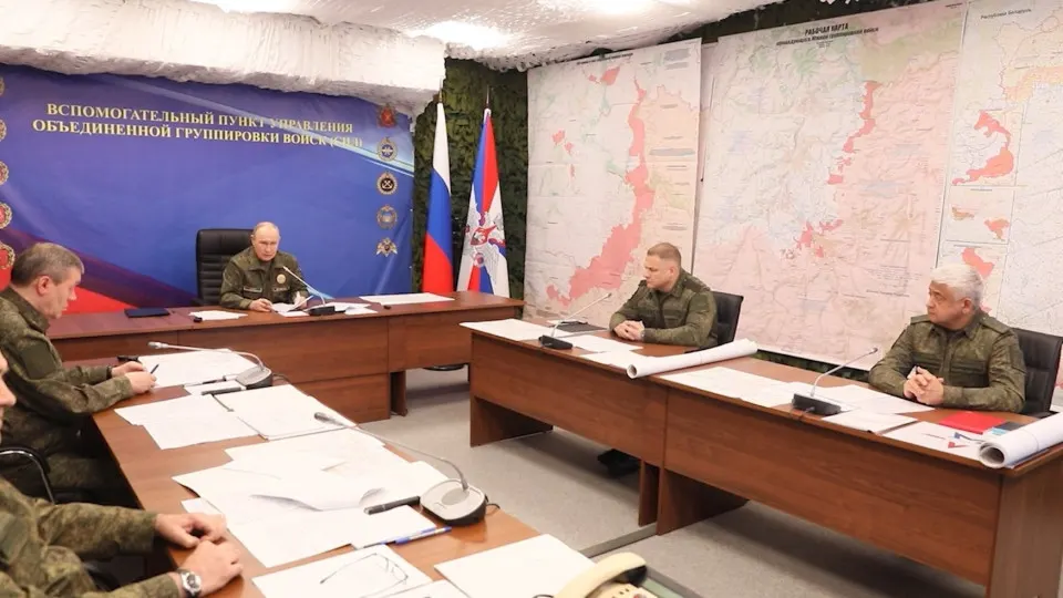 Во время совещания с военными президент потребовал оценить роль зарубежных «подстрекателей» в боевых действиях и отдал распоряжение о продолжении массированных ударов по объектам, обеспечивающим военный потенциал Украины.