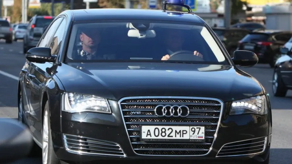 В ряде регионов автозаправки начали отдавать приоритет госслужащим, сотрудникам экстренных служб и владельцам спецкарт — на фоне масштабного дефицита топлива и введённых лимитов.