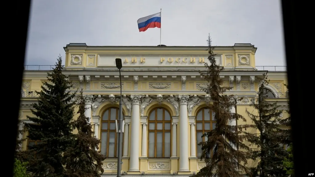 ЦБ РФ расширил перечень криптовалют, доступных для публичного обращения на биржах, включая Bitcoin, Ethereum и Tether USDT; введены лимиты для неквалифицированных инвесторов и требования к тестированию.